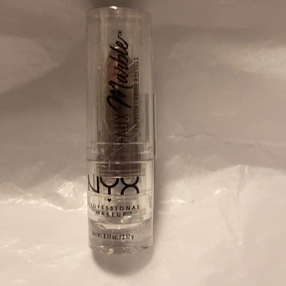 💋NYX Swirl lipstick